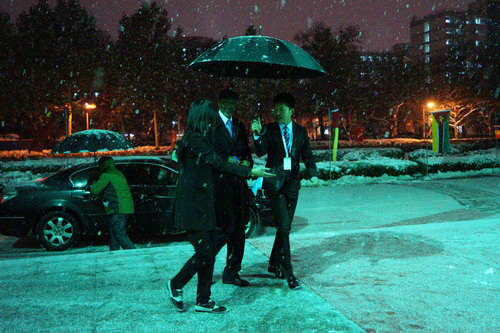 志愿者接待外宾 志愿者接待外宾