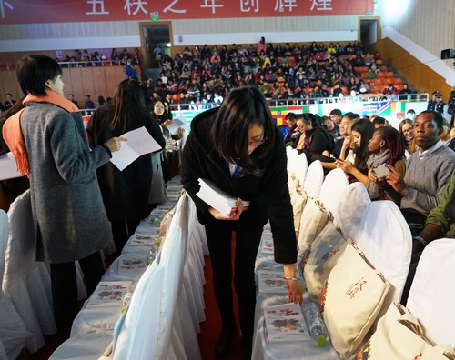 志愿者决赛当天服务瞬间 志愿者决赛当天服务瞬间