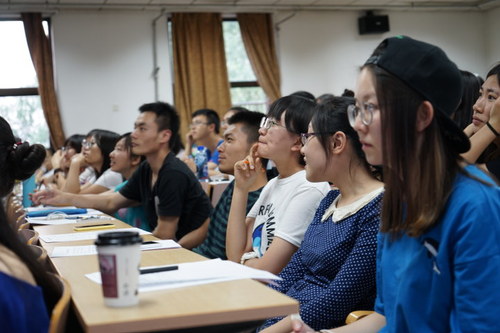 2志愿者们认真听讲 2志愿者们认真听讲