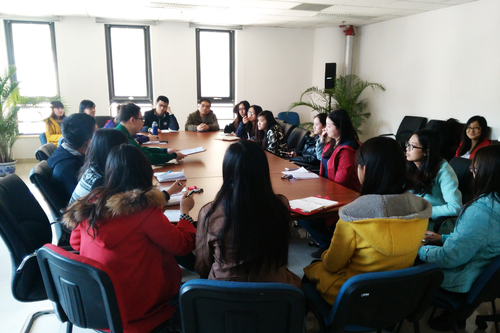 与会人员讨论新学期工作重点和安排 与会人员讨论新学期工作重点和安排