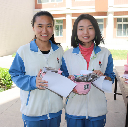 领取绿植的附中同学 领取绿植的附中同学