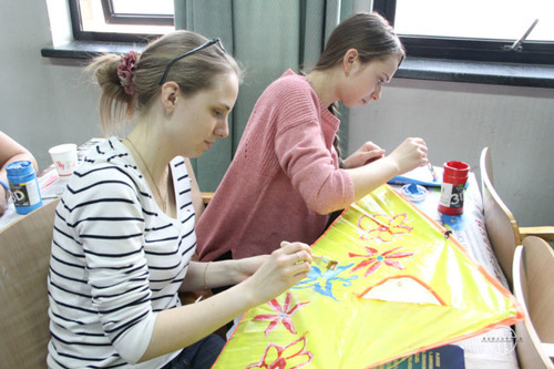 中外学生制作风筝 中外学生制作风筝