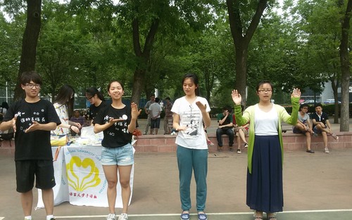 社团吸引投票同学 社团吸引投票同学