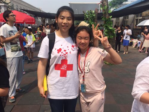 志愿者和孩子的合影 志愿者和孩子的合影