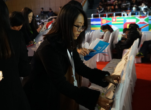 志愿者粘贴座位标签 志愿者粘贴座位标签