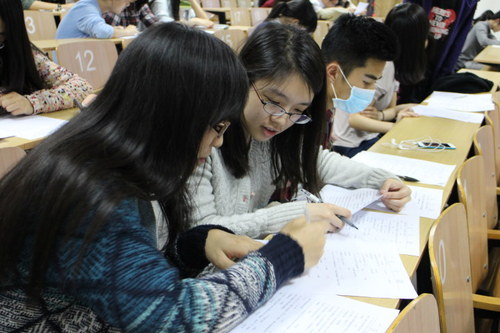 参赛选手分小组讨论完成试题 参赛选手分小组讨论完成试题