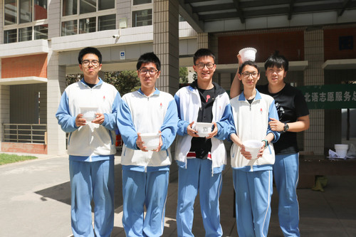 领取绿植的附中同学 领取绿植的附中同学