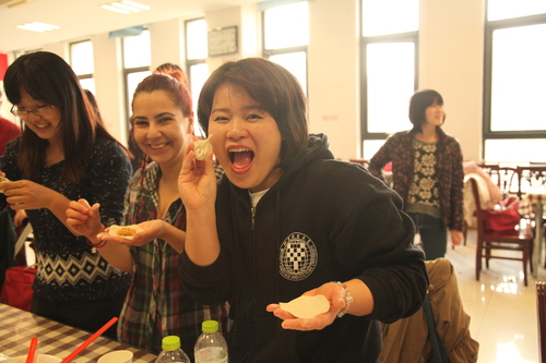 外国留学生展示包的饺子 外国留学生展示包的饺子