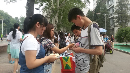 同学们投上宝贵一票 同学们投上宝贵一票