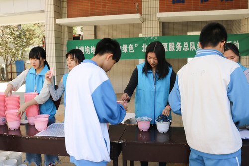 同学们领取绿植 同学们领取绿植