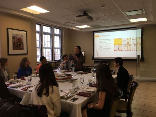 朱文文老师向学生介绍中餐礼仪 朱文文老师向学生介绍中餐礼仪