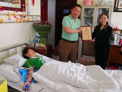 红十字会向肖瑛授予骨髓捐献荣誉证书 红十字会向肖瑛授予骨髓捐献荣誉证书