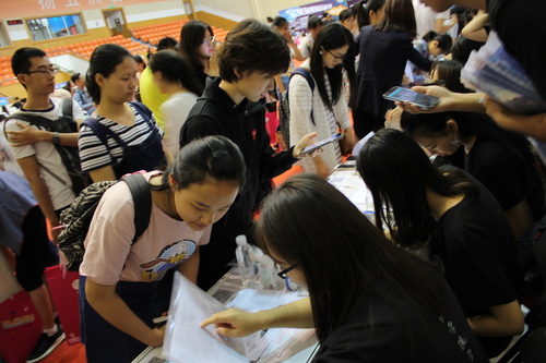 图1 新生报到现场 图1 新生报到现场