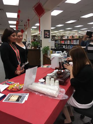 图1:体验茶艺 图1:体验茶艺