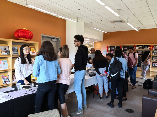 孔院老师为观众讲解书法知识 孔院老师为观众讲解书法知识