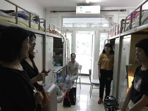 图5 穆杨副院长慰问新生 图5 穆杨副院长慰问新生