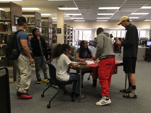 图3:体验画风筝 图3:体验画风筝