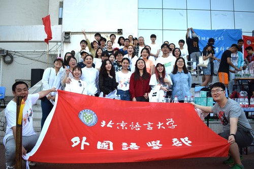 图5 外国语学部工作人员合影 图5 外国语学部工作人员合影