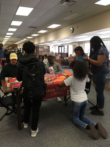 图4:体验剪纸 图4:体验剪纸