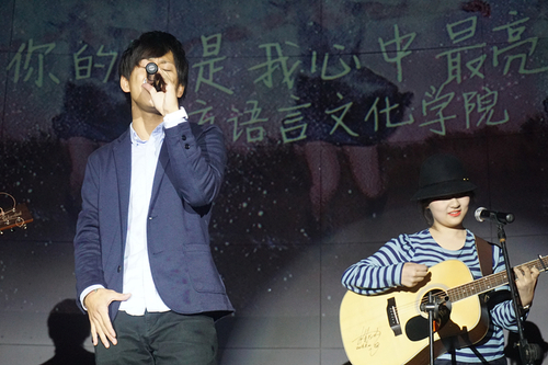 图3 外国留学生与中国本科生同台展现多语言歌曲 图3 外国留学生与中国本科生同台展现多语言歌曲