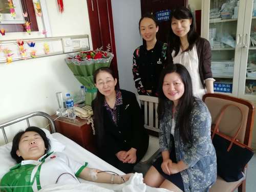 北京语言大学领导老师看望采集血液的肖瑛 北京语言大学领导老师看望采集血液的肖瑛