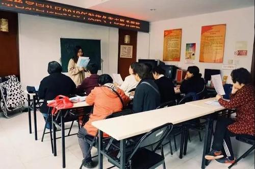 3志愿者专注讲解 3志愿者专注讲解