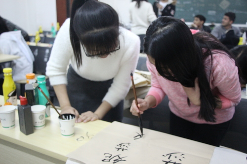 佳佳教南亚同学书法 佳佳教南亚同学书法