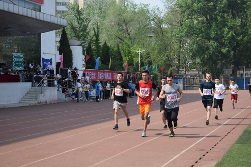 图2 奋勇争先,英院跑步运动员风采(左一) 图2 奋勇争先,英院跑步运动员风采(左一)