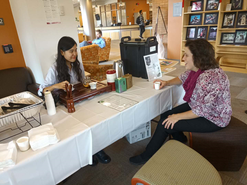 魏建女士与孔院老师热情交流 魏建女士与孔院老师热情交流