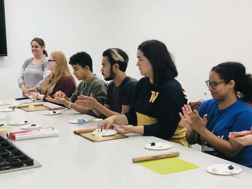 图一:做月饼 图一:做月饼