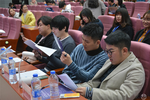 评委为选手表现评分 评委为选手表现评分