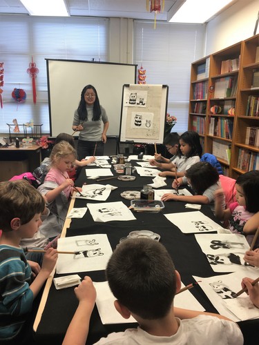 孩子们认真的画熊猫 孩子们认真的画熊猫