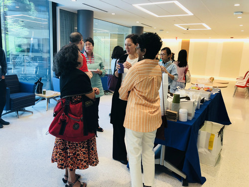 图二:与师生交流 图二:与师生交流