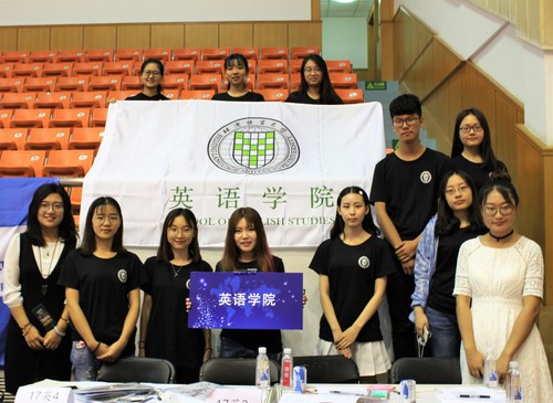 图3 迎新志愿者合影 图3 迎新志愿者合影