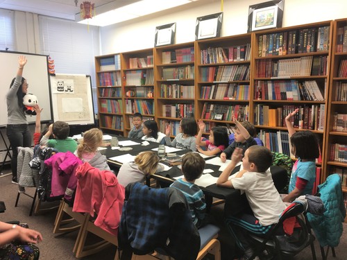 大家兴奋举手回答问题 大家兴奋举手回答问题