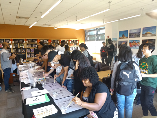 摄影展观众体验中国书法和茶艺 摄影展观众体验中国书法和茶艺