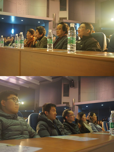 图1 领导老师在认真欣赏同学们的学习汇报 图1 领导老师在认真欣赏同学们的学习汇报