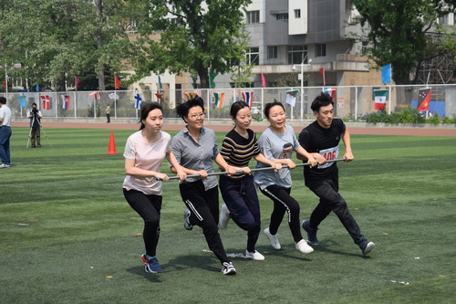 图4 团结协作,乐在其中 英院趣味运动风采 图4 团结协作,乐在其中 英院趣味运动风采