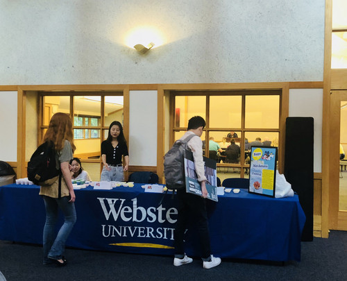 图二:尝月饼 图二:尝月饼