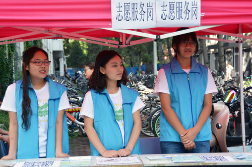 2 党员先锋岗内的志愿者在校内进行迎新服务 2 党员先锋岗内的志愿者在校内进行迎新服务