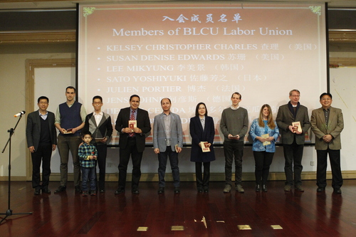 图片三 张锦主席与徐英克主席为外教颁发工会会员证 图片三 张锦主席与徐英克主席为外教颁发工会会员证