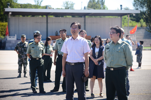 3. 黄益方副校长一行观看学生训练情况