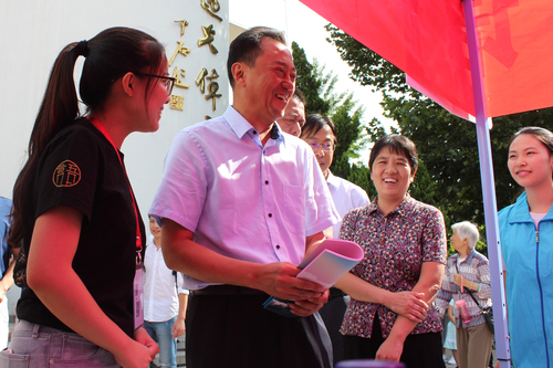 1 倪海东书记和刘伟副书记了解学生组织招新工作 1 倪海东书记和刘伟副书记了解学生组织招新工作