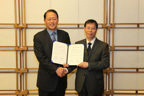 与韩国釜山外国语大学签署协议留念合影 与韩国釜山外国语大学签署协议留念合影