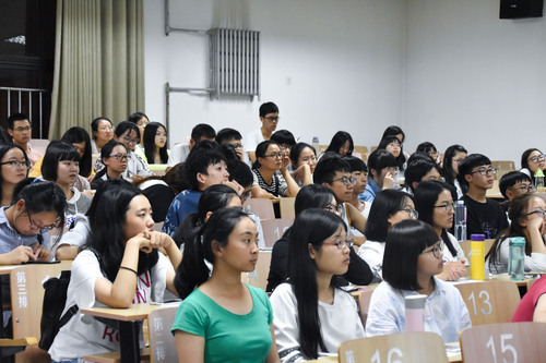 同学们认真听讲15级数媒1班的崔雨晨学姐,与大家分享了自己的学习心得