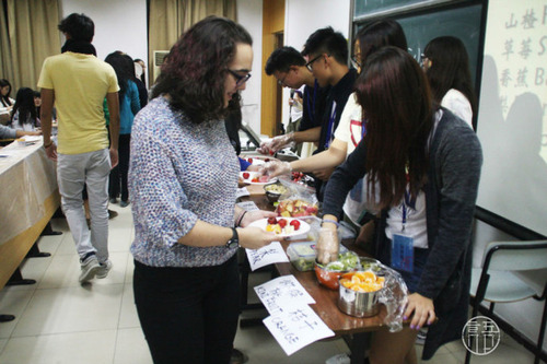 图1同学们领取食材