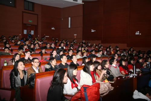 聚精会神地看表演 聚精会神地看表演