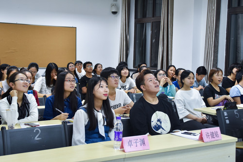 同学们认真听学长学姐分享经验 同学们认真听学长学姐分享经验
