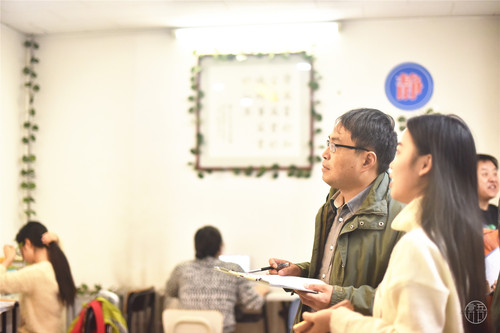2考察团对公共空间布置进行点评 2考察团对公共空间布置进行点评