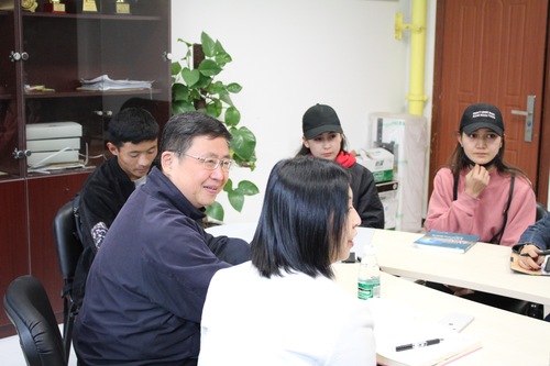 图4 老师与大家亲切交谈 图4 老师与大家亲切交谈